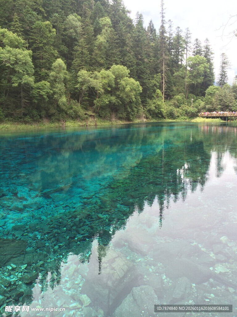 梦幻蓝绿湖水与葱郁山林