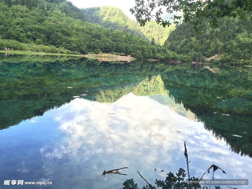 山间碧湖 天光云影共徘徊