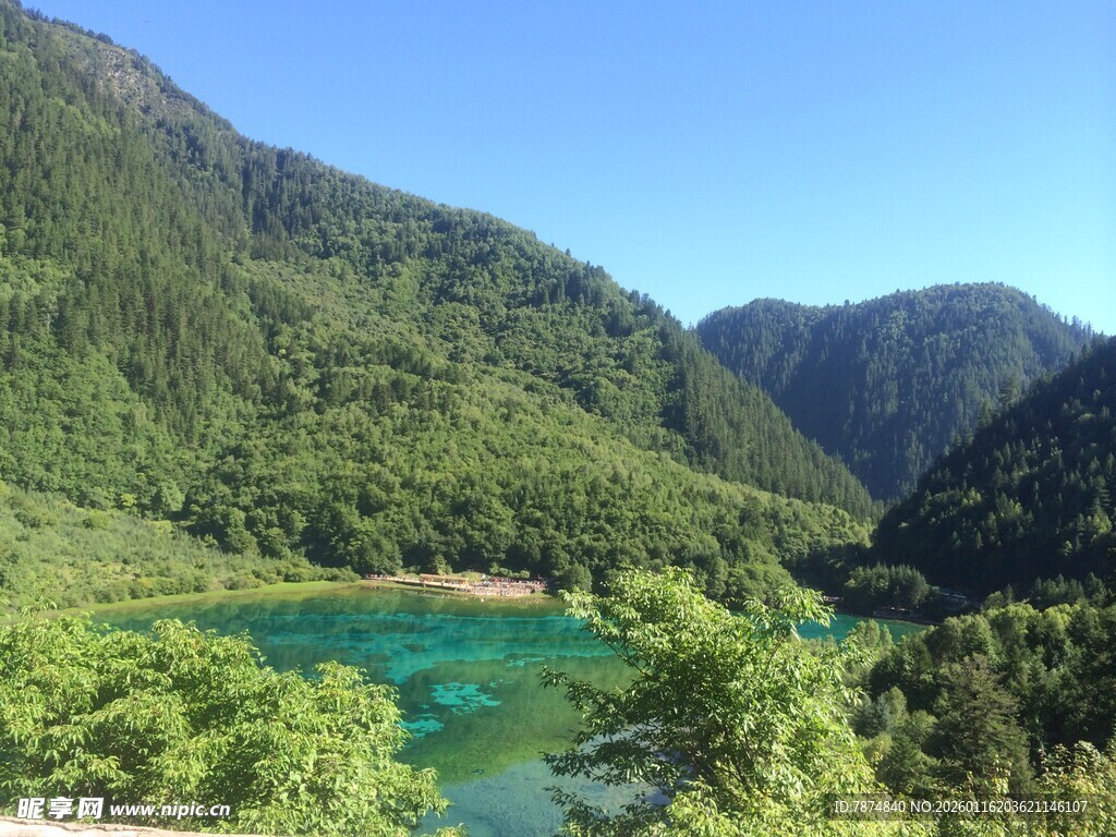 青山环抱的碧绿湖泊