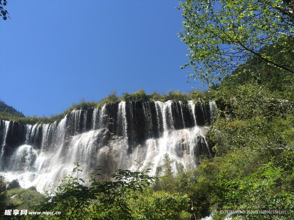 壮观瀑布 青山绿树环绕