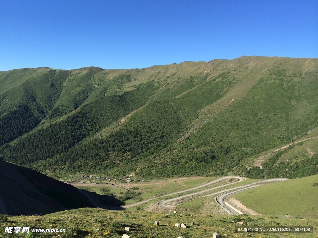 山间蜿蜒公路美景