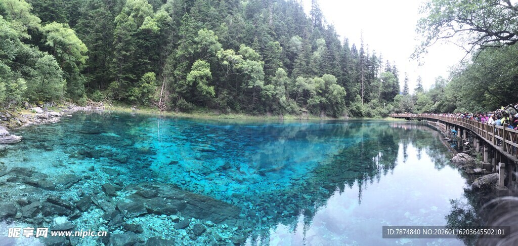 清澈蓝湖 山林环绕美景