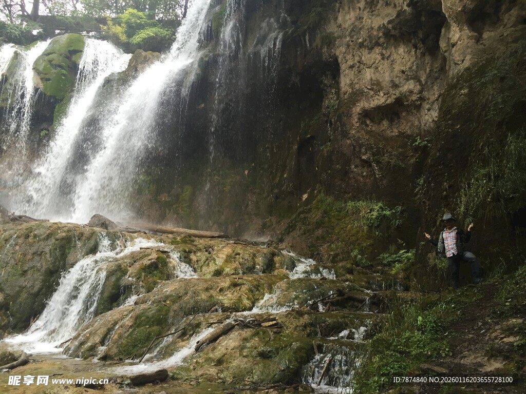 山间瀑布美景