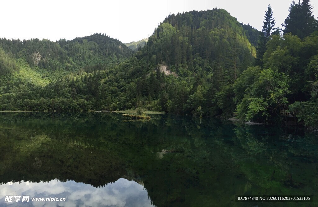 山间静谧湖水风光