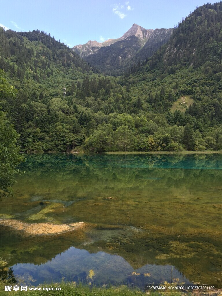 山间碧湖美景