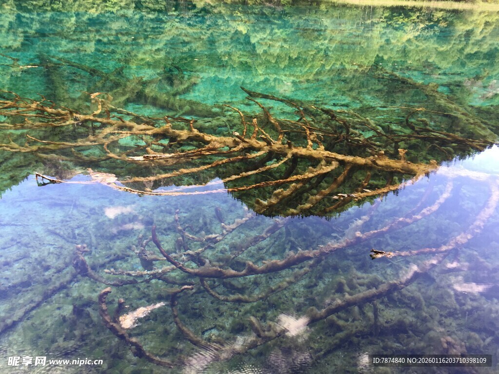 清澈湖水中的山峦倒影