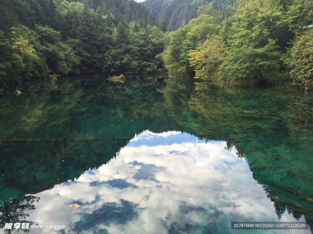 青山绿水间的澄澈湖面