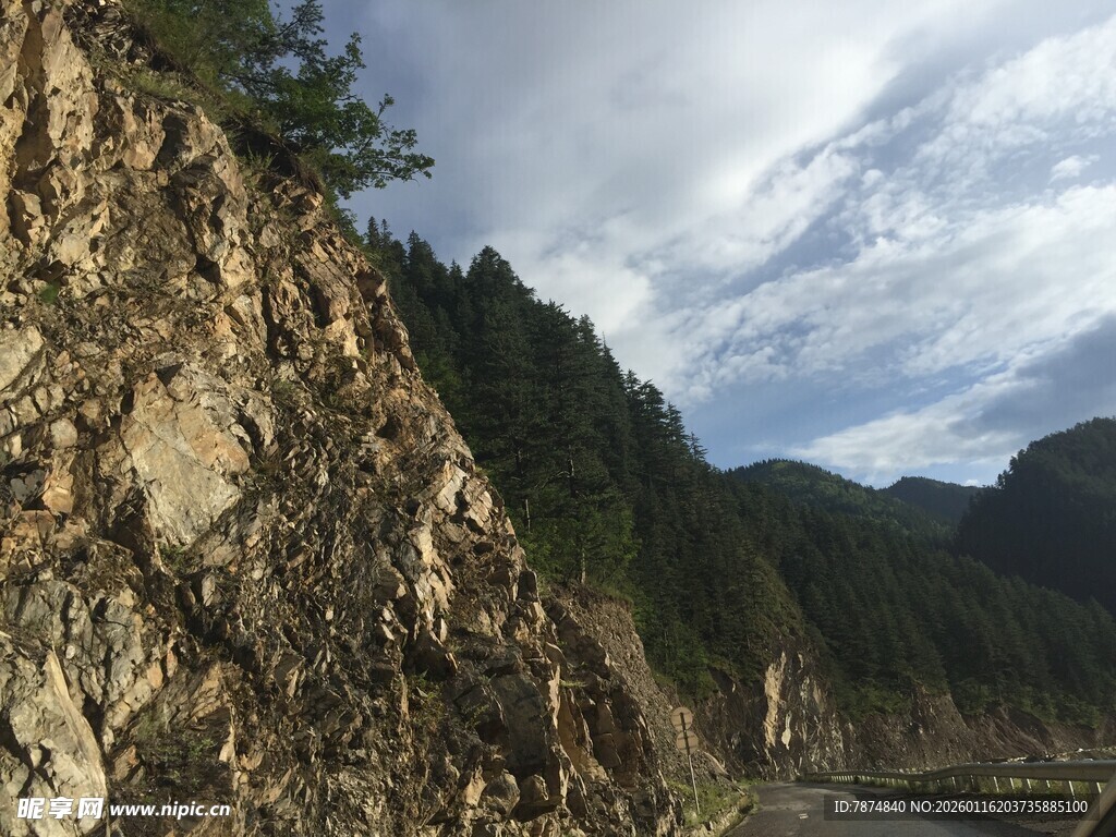 山间陡峭岩壁风景