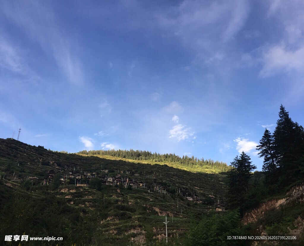 山间蓝天绿树美景