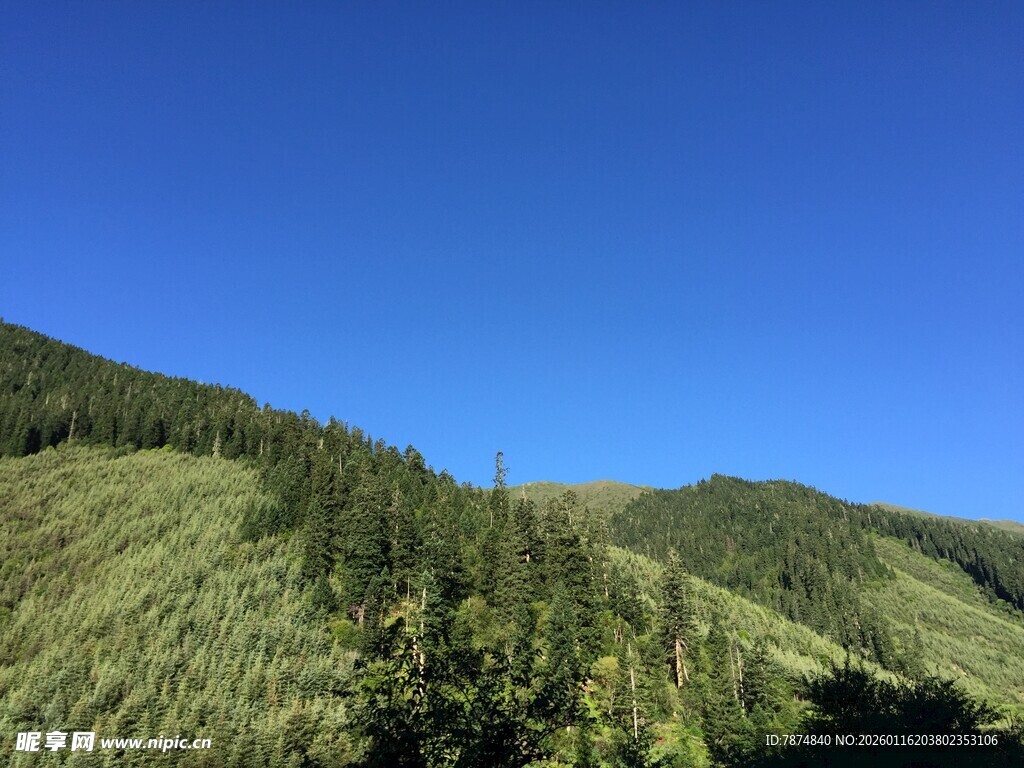 青山蓝天间的自然美景