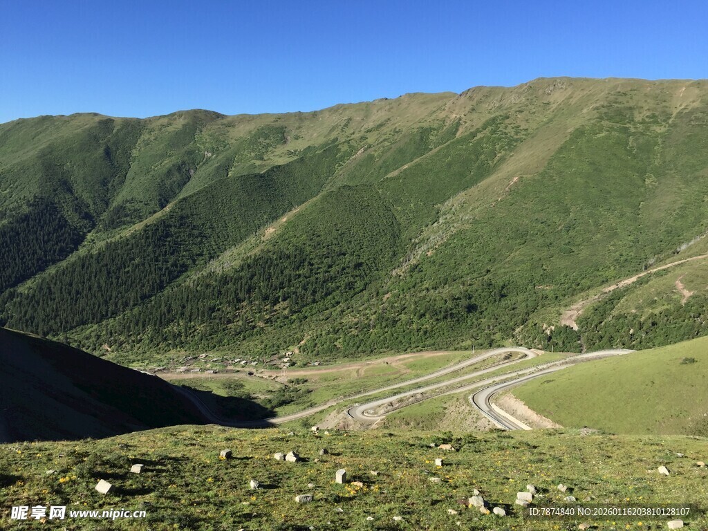 山间蜿蜒公路美景