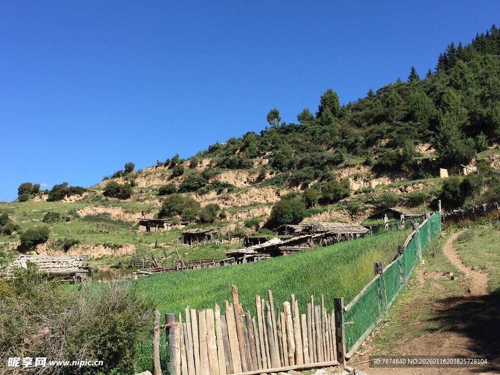 乡村田野间的木栅栏风景