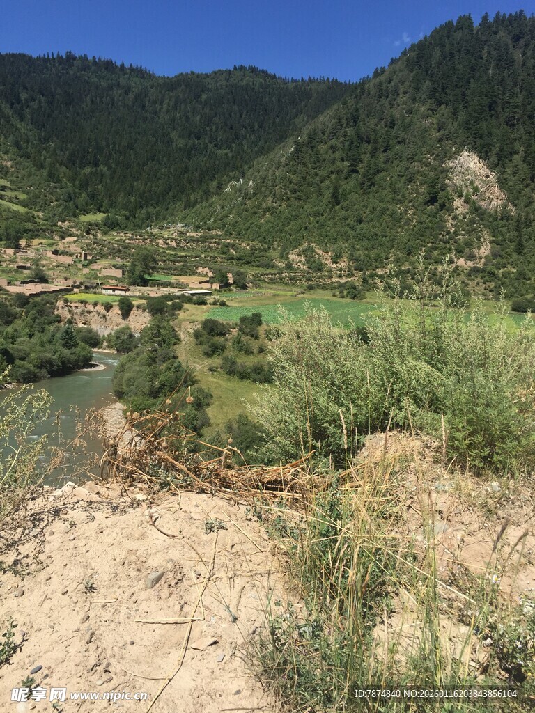 山间河谷自然风光