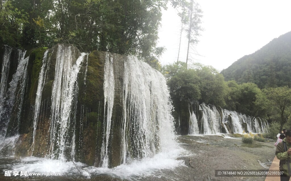 山间瀑布美景