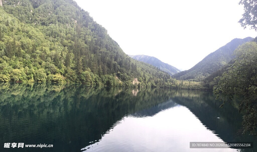 青山环抱的静谧湖水
