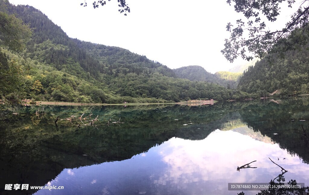 山间宁静湖泊秀丽风光