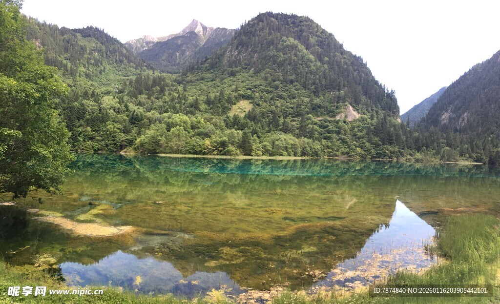 青山绿水间的宁静湖泊