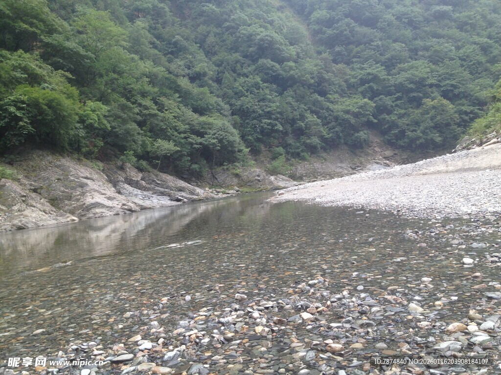 山间清澈小河 河岸碎石
