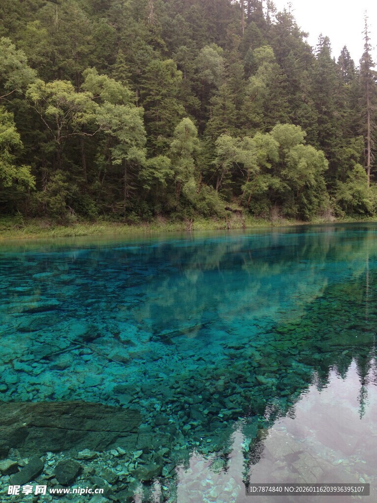 梦幻蓝湖 森林环绕之景