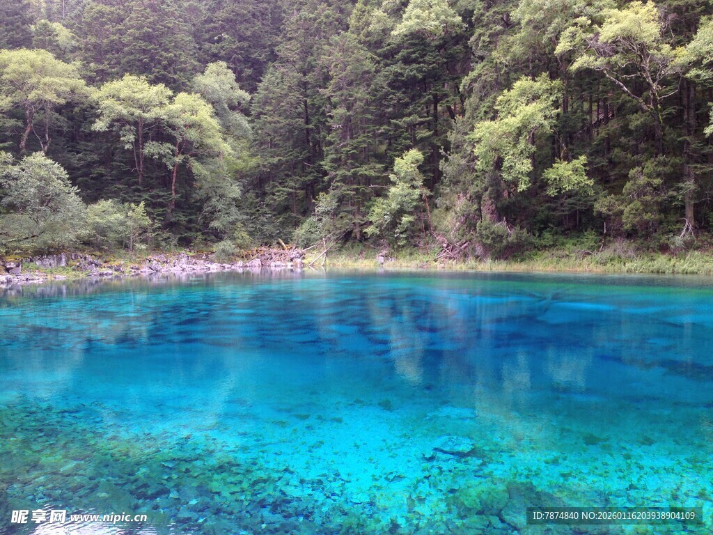 梦幻蓝湖 山林环绕之景
