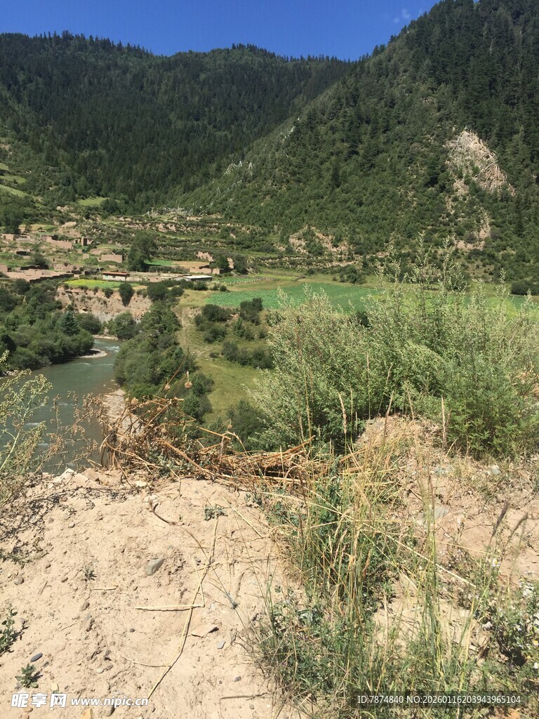 山间村落风光