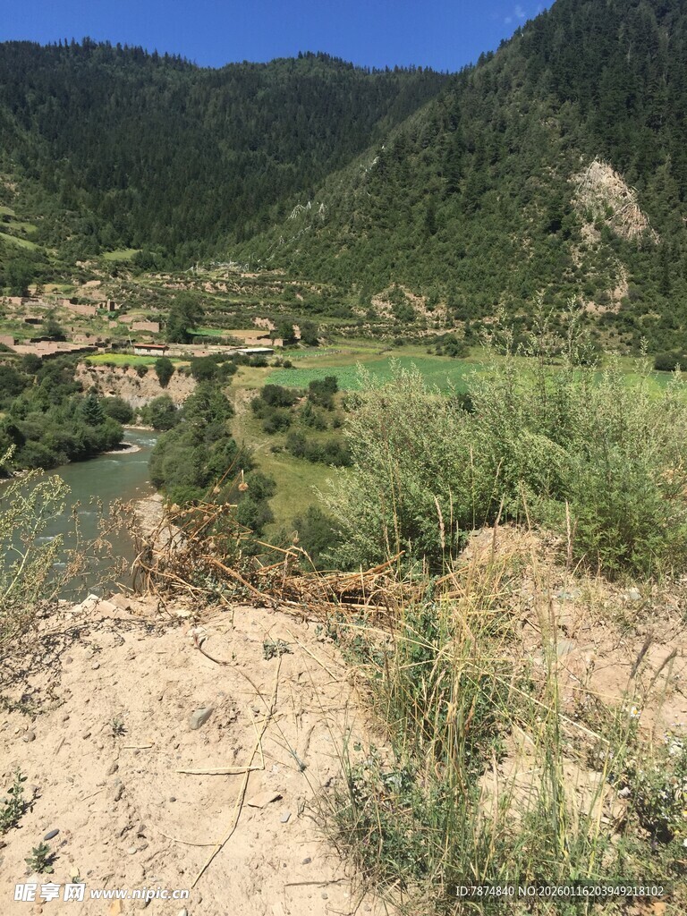 山间荒野景色