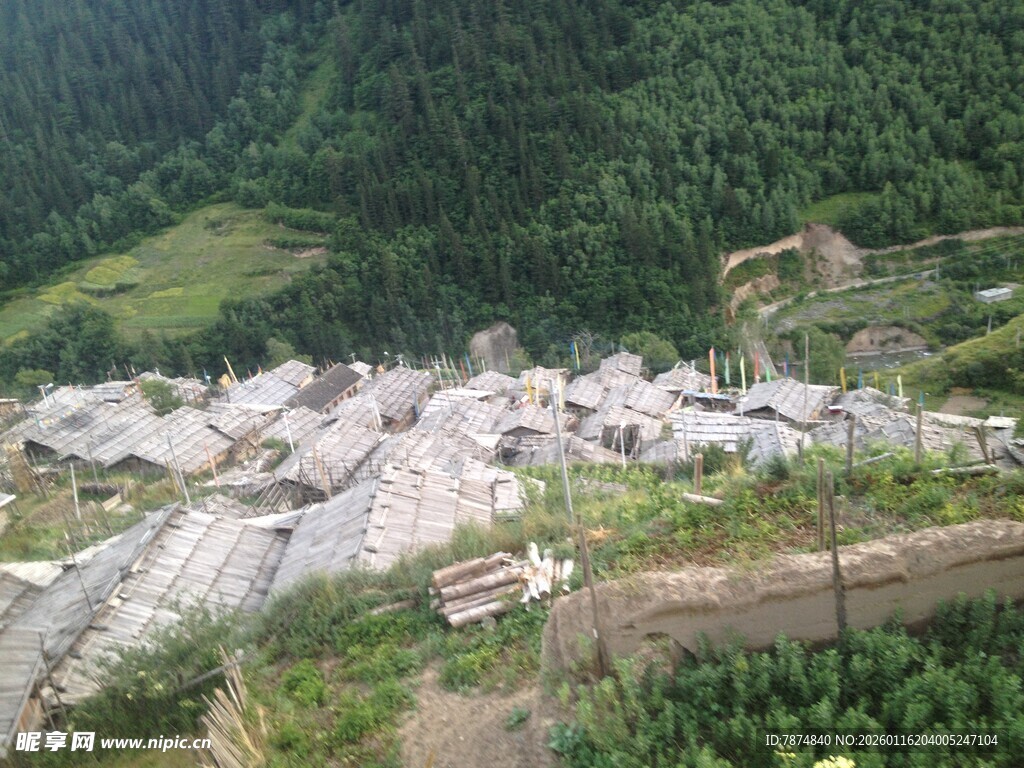 山间村落俯瞰图