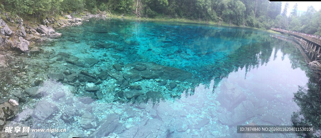 清澈碧蓝的山间幽潭