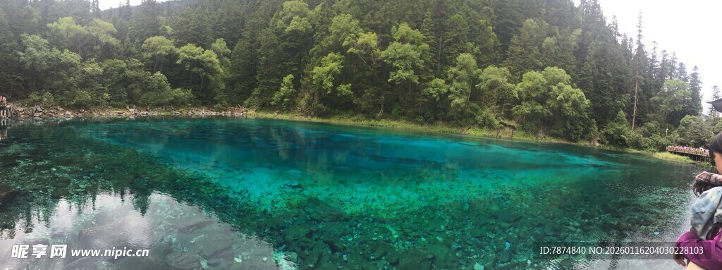 梦幻蓝绿湖水的迷人景致