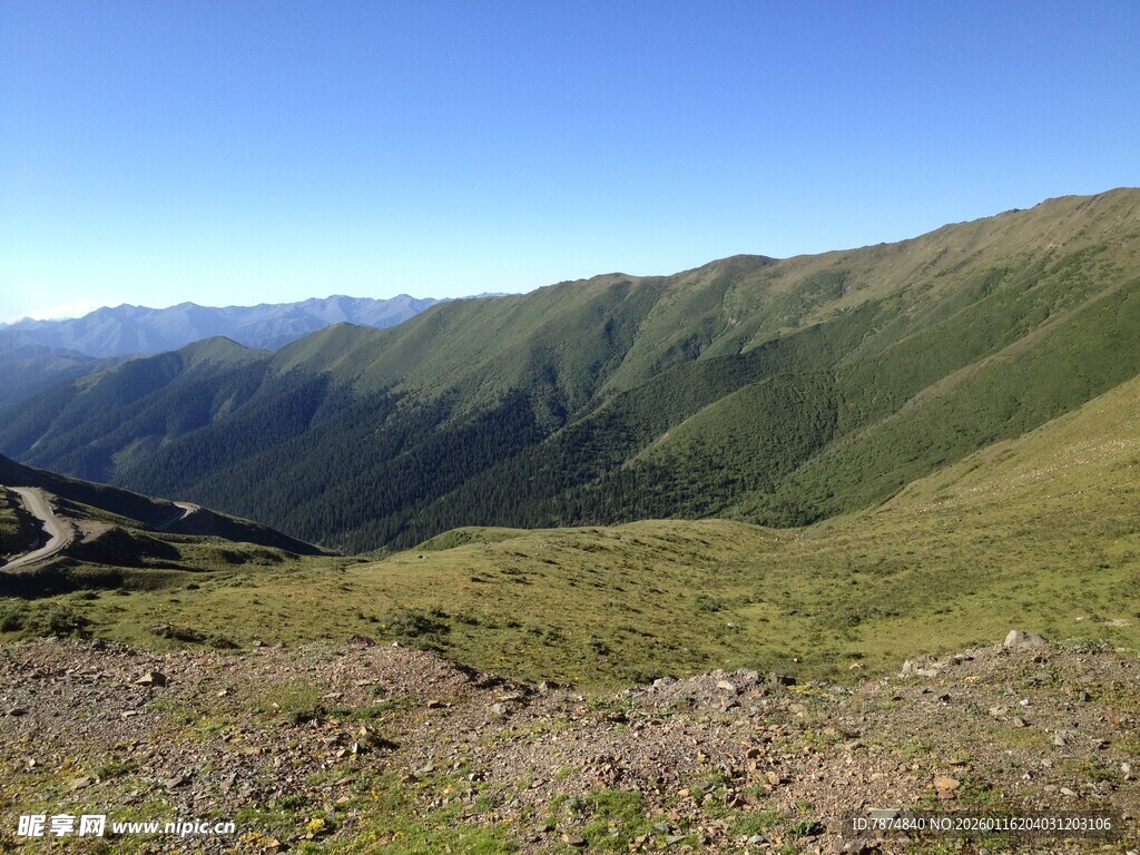 山间美景 开阔绿野蓝天