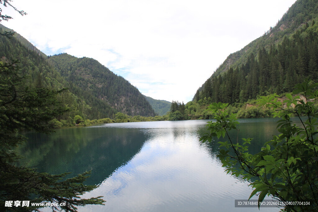 山间静谧湖景