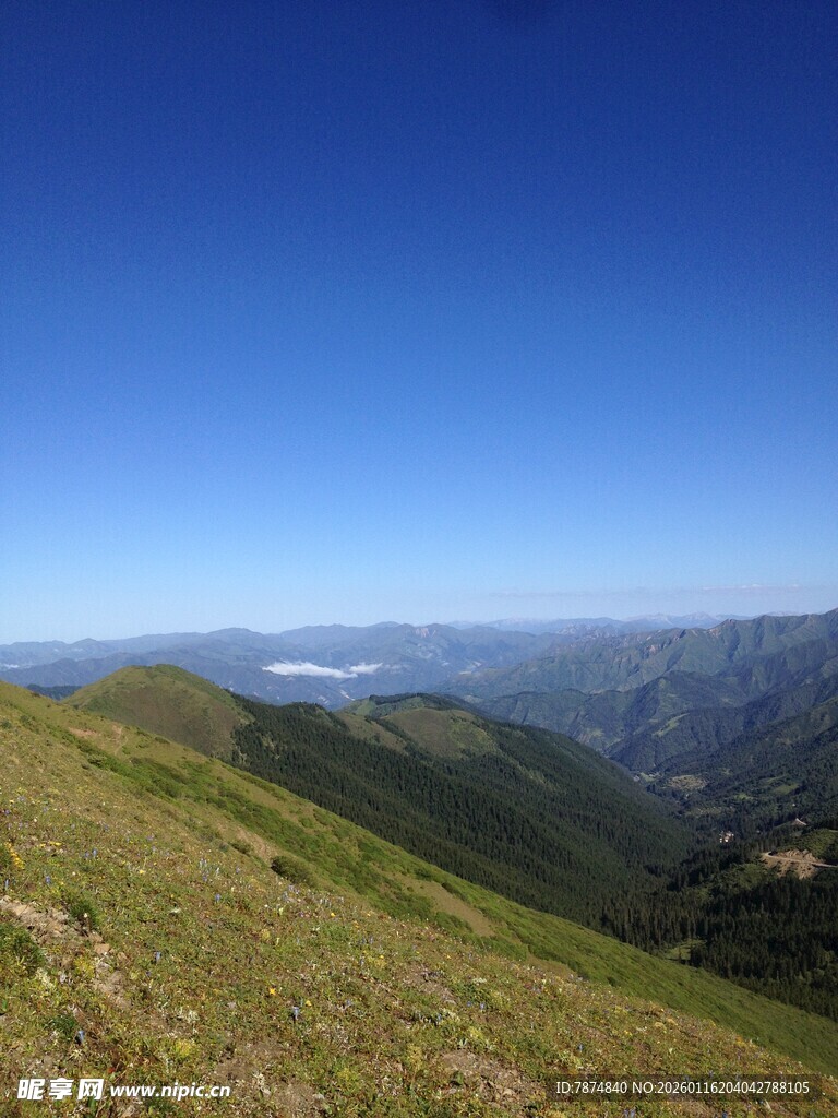 高山之巅的壮阔风景
