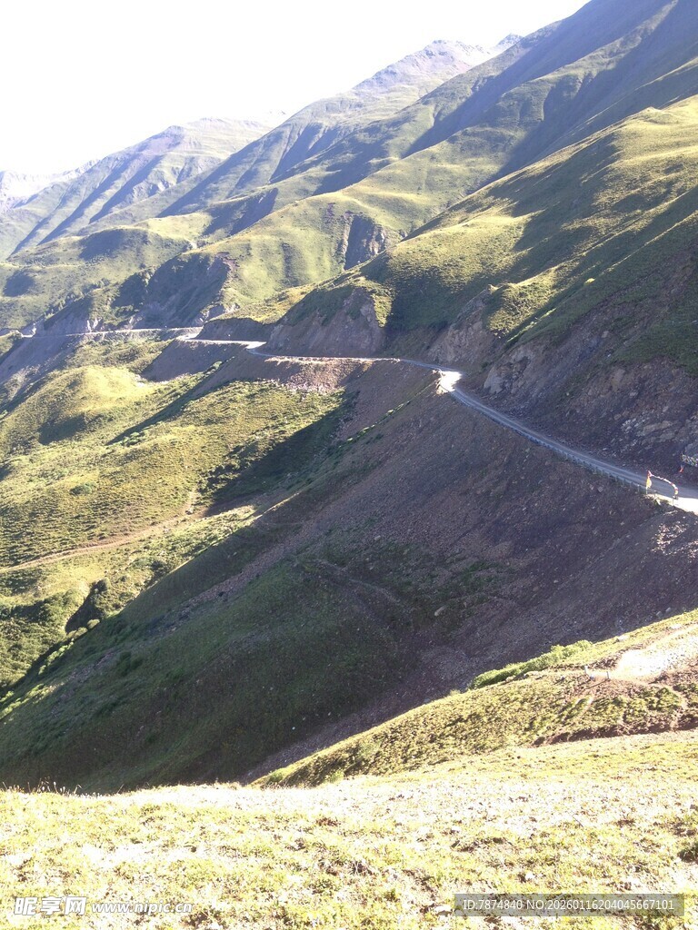 山间蜿蜒公路美景