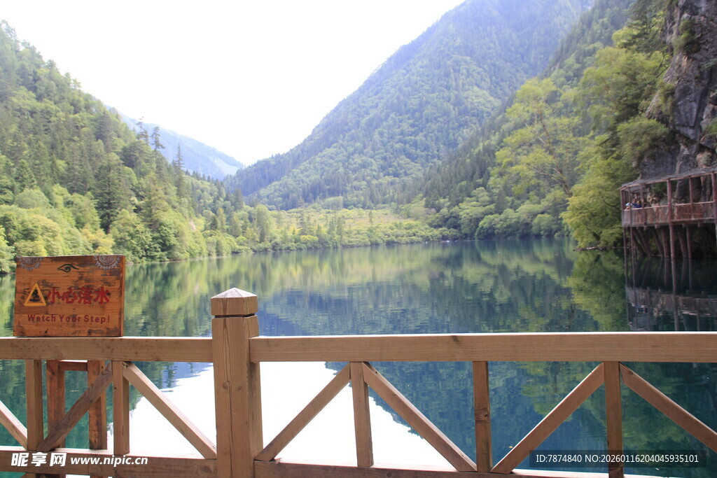 山间湖畔美景