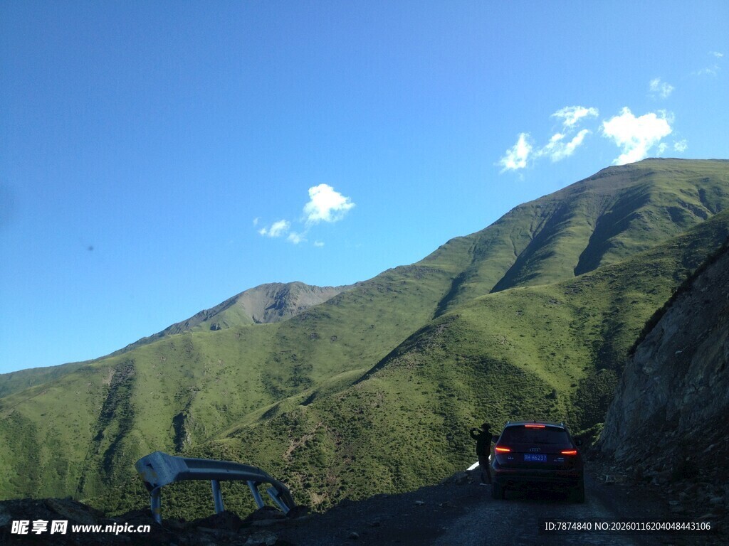 山间公路上的行驶车辆