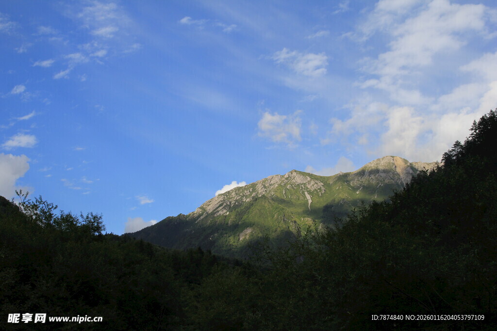 蓝天青山间的秀丽景致