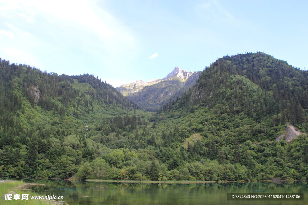 青山绿水间的秀丽山景