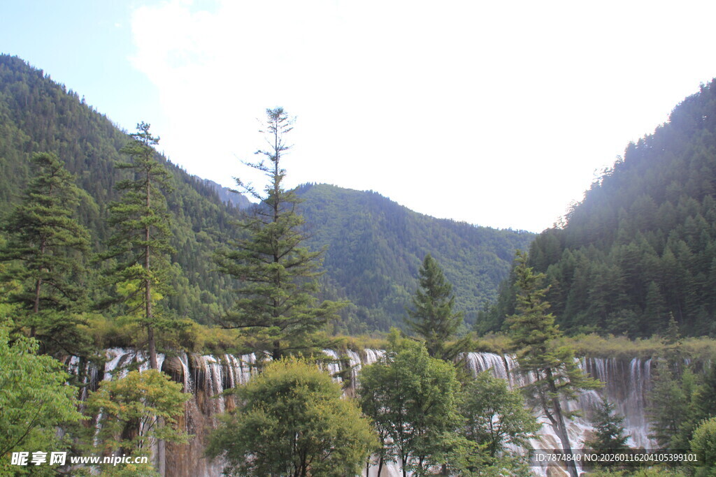 山间秀丽湖景