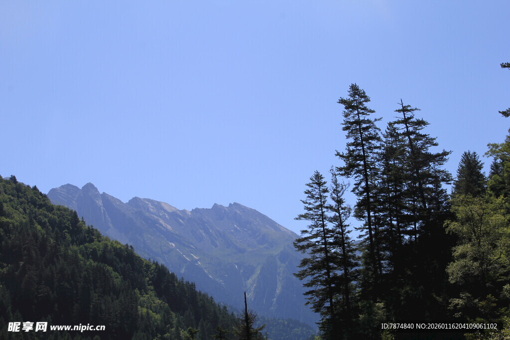 山林间的巍峨山脉景色