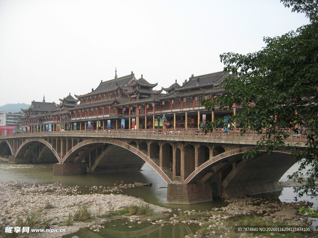 古桥与中式建筑相映成趣