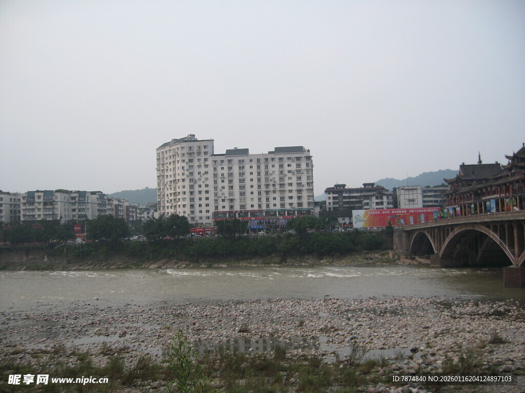 河畔城市景观与桥梁