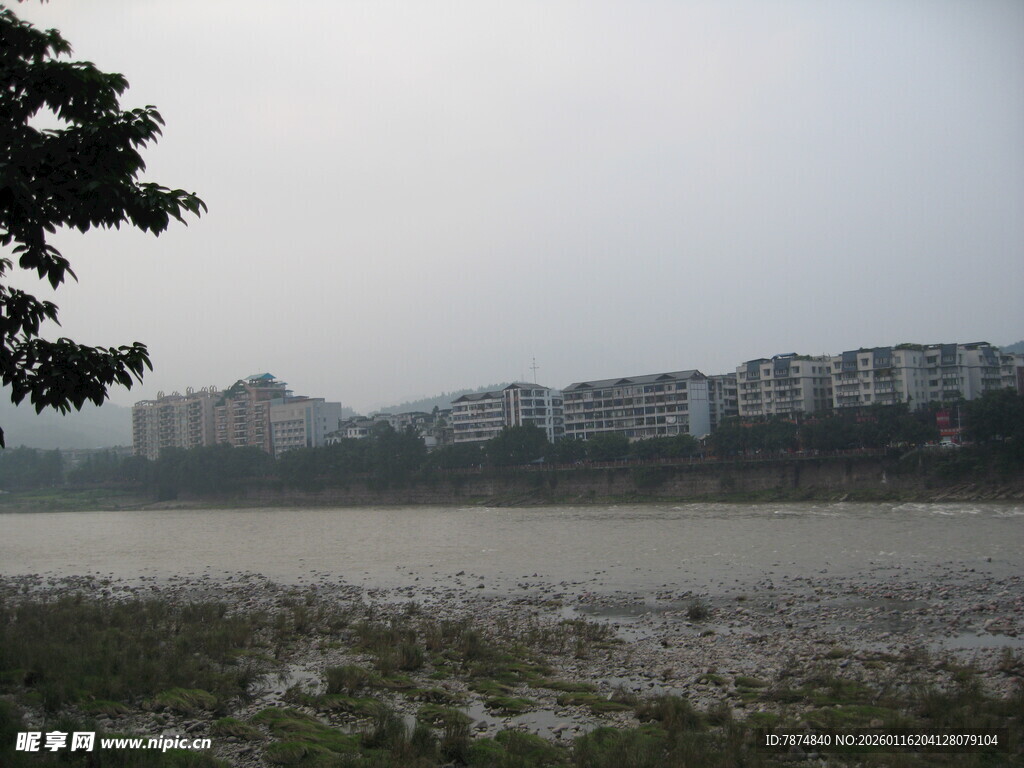 江边城市建筑远景
