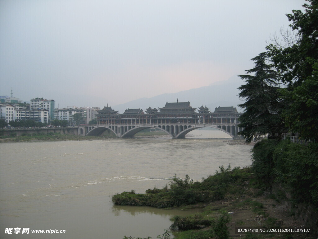 河畔桥梁风景