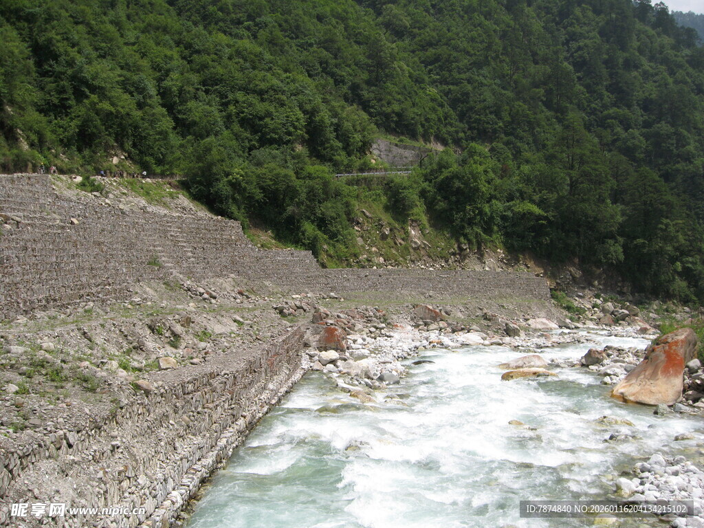 山间湍急河流与葱郁山林