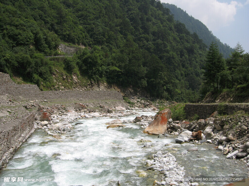 山间湍急河流景观