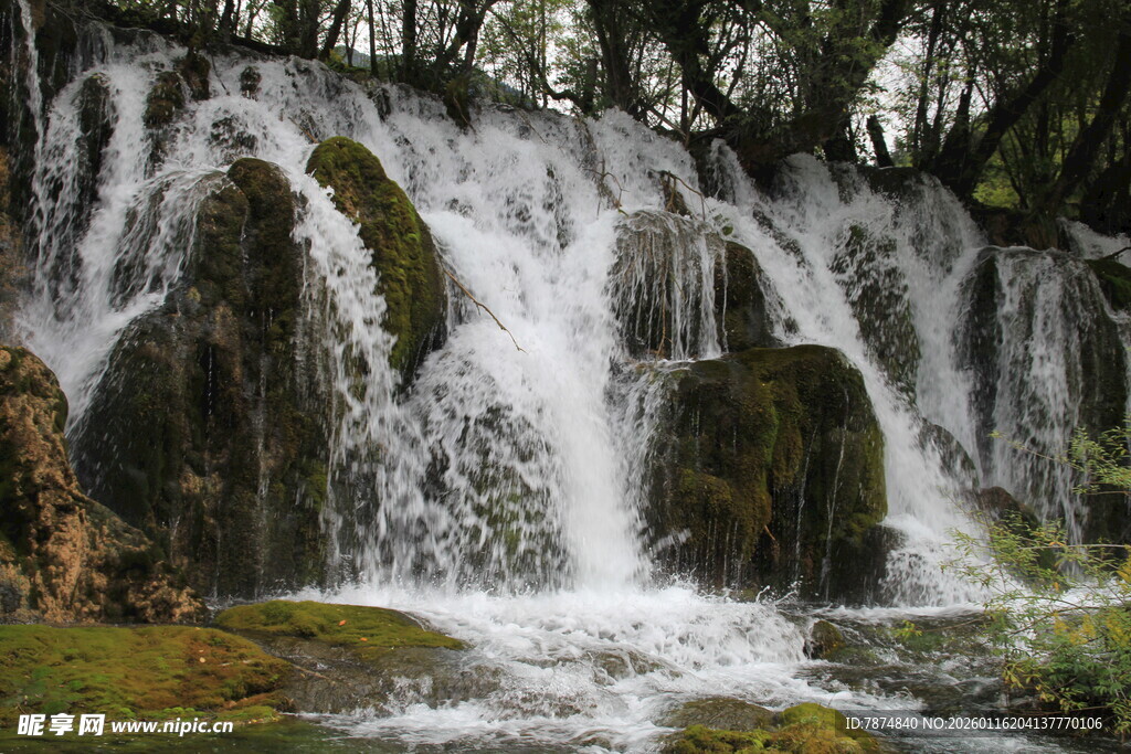 山间瀑布美景