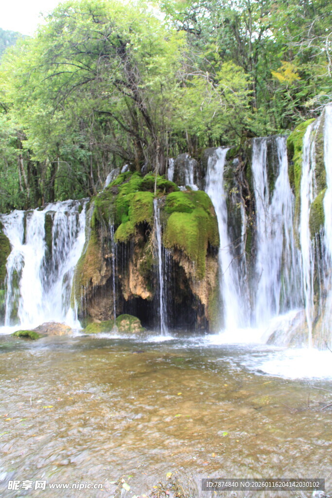 山间瀑布流水自然美景