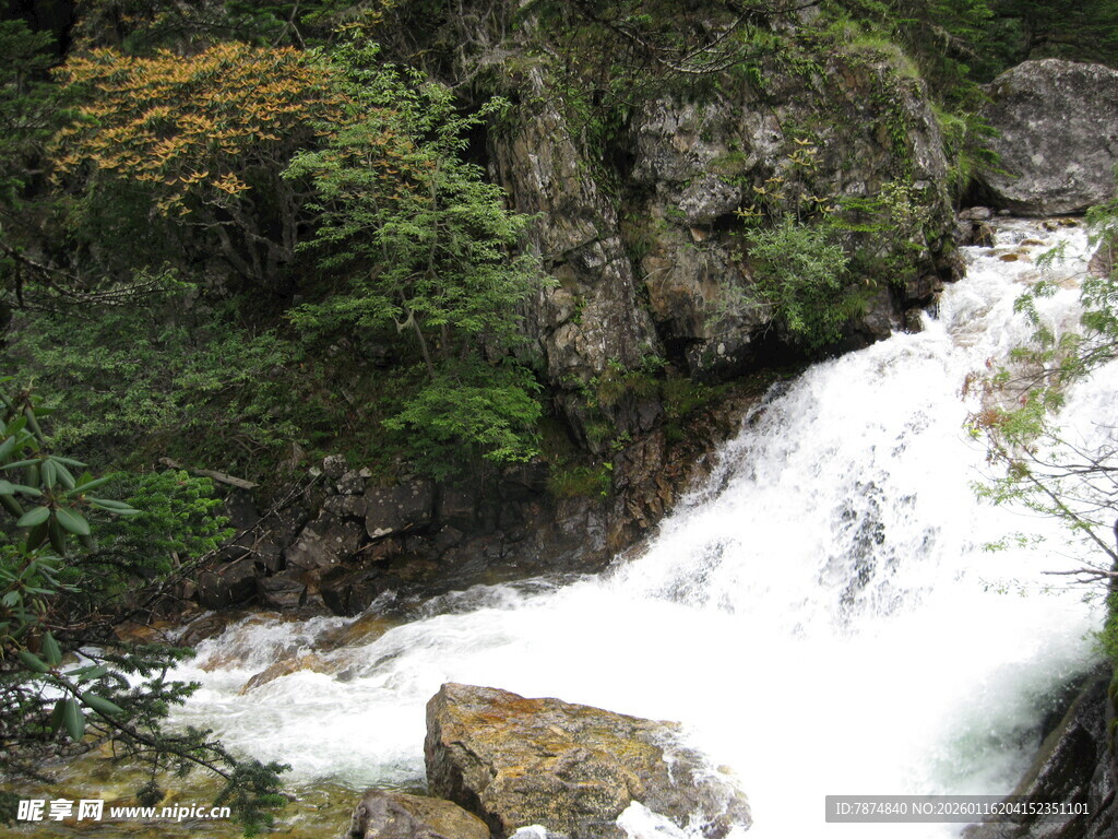 山间飞瀑美景