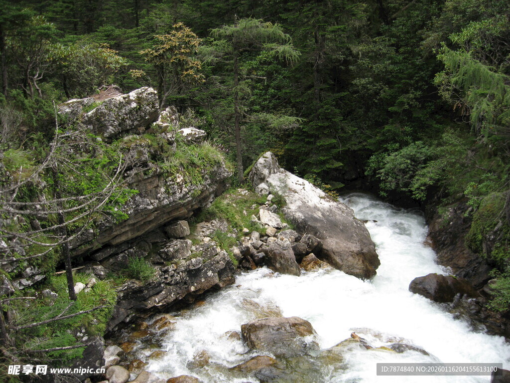 山间湍急溪流与嶙峋岩石