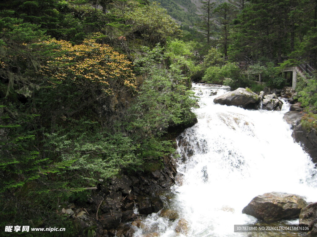 山间溪流瀑布自然美景